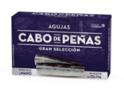 Ensalada con huevo duro y agujas en conserva.